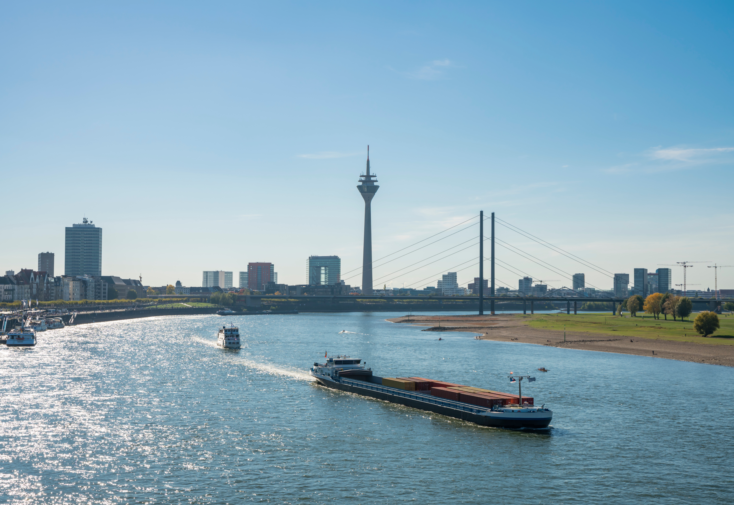 Blick vom Rhein auf die Rheinkniebrücke und Düsseldorf.