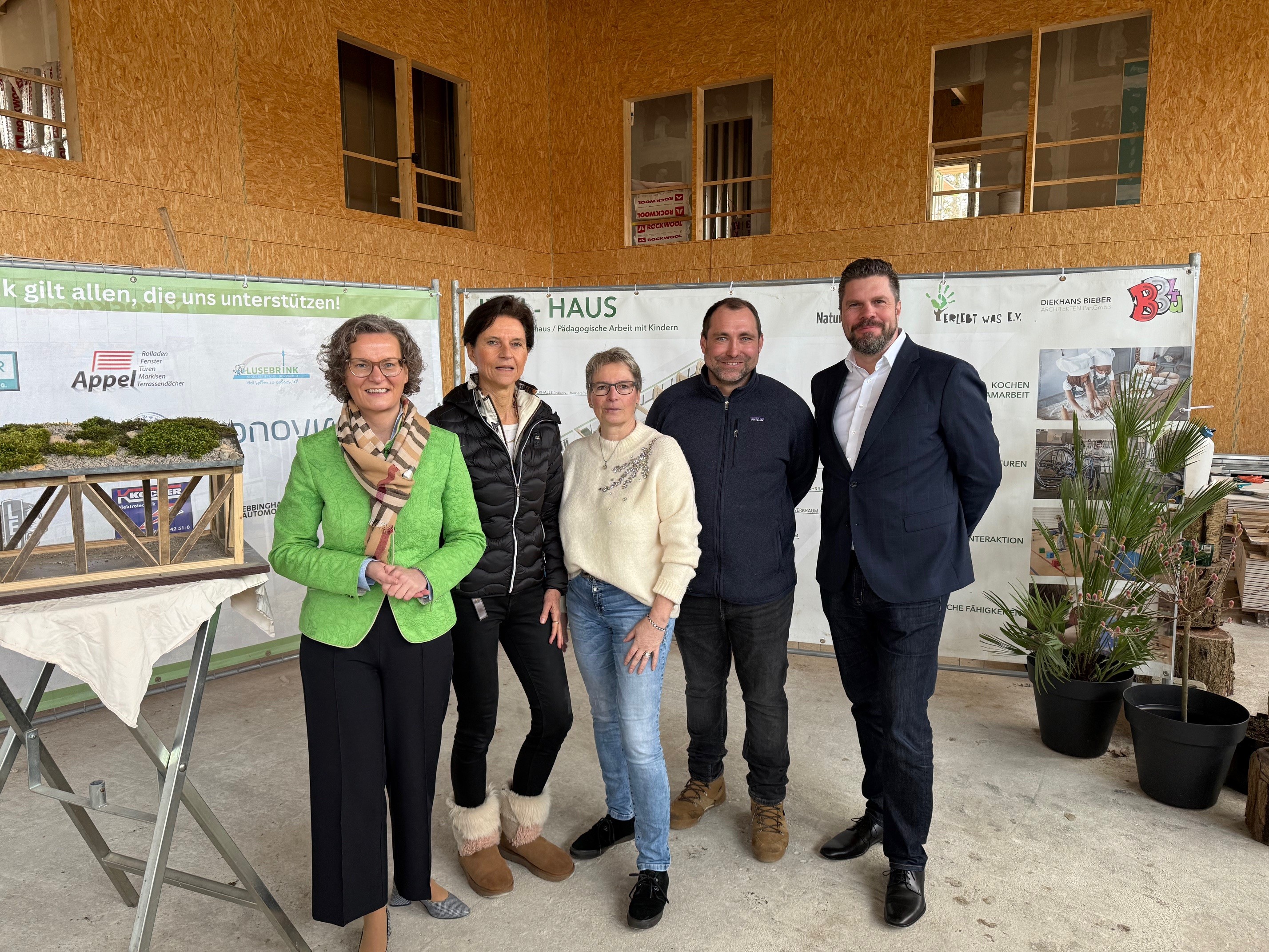 Ministerin Ina Scharrenbach besucht JuKi-Haus in Menglinghausen.jpg